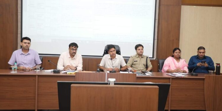 शिक्षा परिसरों के आस-पास नशा करनें वाले व्यक्तियों की होगी सघन जांच  🔳100 फिट की दूरी के भीतर नशीले पदार्थाे की ब्रिकी पर रोक  🔳स्कूल, कालेजों मे नशामुक्ति के लिए चलाया जायेगा जागरूकता कार्यक्रम  🔳कलेक्टर श्री यादव की अध्यक्षता मे जिला स्तरीय एनकोर्ड समिति की बैठक संपन्न