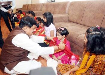 मुख्यमंत्री डॉ. यादव ने कन्या-पूजन और कन्या-भोज की सनातन परंपरा का किया पालन  मुख्यमंत्री डॉ. यादव ने मोक्षदायिनी मां सिद्धिदात्री जी के चरणों में किया शत-शत प्रणाम