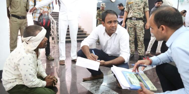 कलेक्टर कुर्सी छोड़ पहुंचे दिव्यांग के पास जमीन पर बैठकर सुनी समस्या