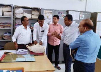 अनुपस्थित पाए गए 56 अधिकारी कर्मचारियों को कारण बताओ नोटिस।अनावश्यक सामग्री के लिए करें अपलेखन की कार्यवाही कलेक्टर श्री संदीप जी.आर.