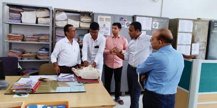 अनुपस्थित पाए गए 56 अधिकारी कर्मचारियों को कारण बताओ नोटिस।अनावश्यक सामग्री के लिए करें अपलेखन की कार्यवाही कलेक्टर श्री संदीप जी.आर.