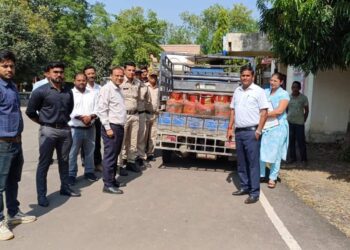 अवैध रूप से चल रहे दस घरेलू गैस सिलेंडरों को किया गया जब्त