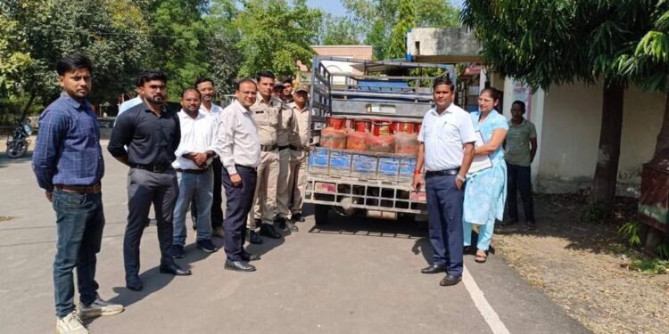 अवैध रूप से चल रहे दस घरेलू गैस सिलेंडरों को किया गया जब्त