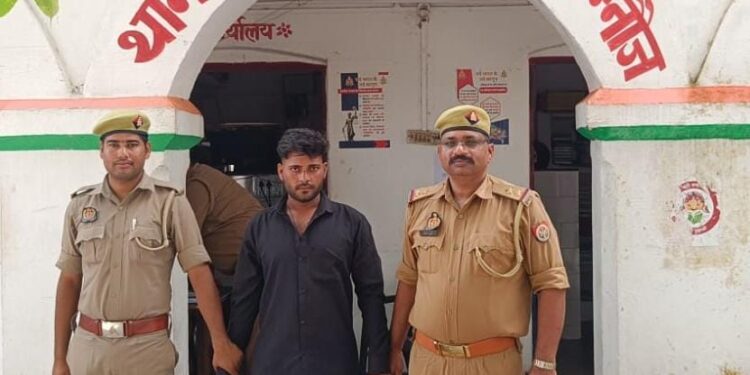 *थाना ठठिया पुलिस द्वारा डकैती मे वांछित चल रहे 25,000/- के इनामिया अभियुक्त को किया गया गिरफ्तार*