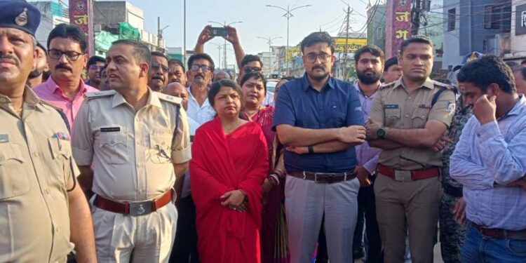 महापौर प्रिति संजीव सूरी प्रभारी कमिश्नर क़े आश्वाशन क़े बाद समाप्त हुआ पांच घंटे चला धरना