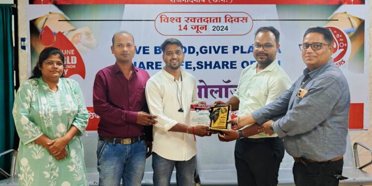*राष्ट्रीय स्वैच्छिक रक्तदान दिवस के अवसर पर डोंगरगढ श्री हनुमान भक्त युवा समिति का हुआ सम्मान*