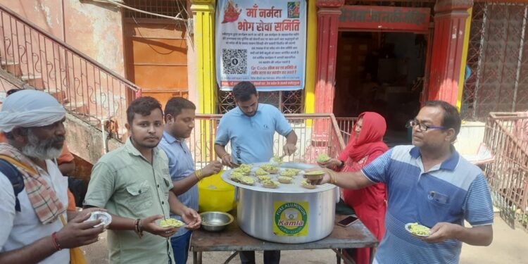 पितृ मोक्ष अमावस्या पर मां नर्मदा भोग सेवा समिति ने भक्तो को खिचड़ी प्रसादी वितरण किया