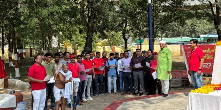 पुरानी पेशन बहाली को लेकर सत्याग्रह आंदोलन  मौन व्रत से शपथ लेकर निर्माणी कर्मचारियों ने सरकार को चेताया