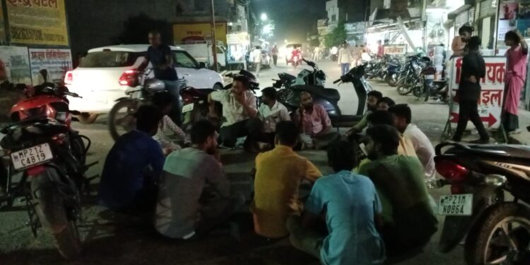 नवरात्र में भी नहीं हुआ बन्द खुलेआम बेचीं जा रही मास मछली, आक्रोषित NKJ क्षेत्र वासियो ने बीच सड़क में बैठ कर जता रहे विरोध VIDEO