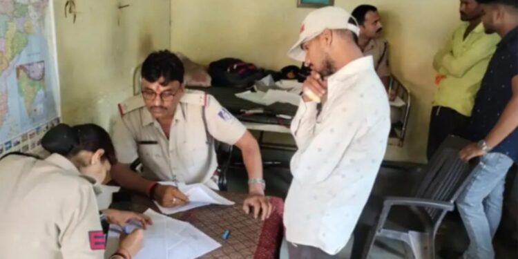 सड़क पार करते समय कार ने बाइक को मारी जोरदार टक्कर, दादा दादी सहित 3 वर्षीय पोते की घटनास्थल पर मौत, 