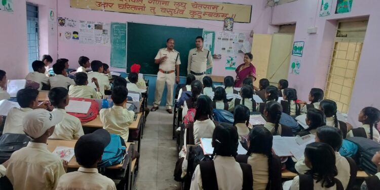 विजयराघवगढ़ : * *मैं हूं अभिमन्यु अभियान के तहत शासकीय उत्कृष्ट शाला विजयराघवगढ़ मैं थाना विजयराघवगढ़ पुलिस उप निरीक्षक अश्वनी यादव आरक्षक अंजनी झा , नितेश सिंह द्वारा बालिकाओं को जागरूक किया गया*