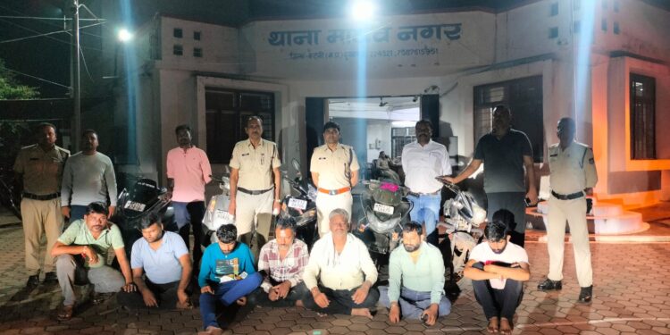 जुआ खेलते हुए 7 आरोपियों को रंगे हाथों गिरफ्तार, ₹4,050 नगद एवं 5 लाख 30 हज़ार की संपत्ति जप्त