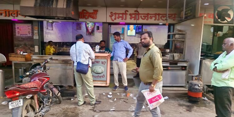 नर्मदापुरम नगर में सड़क पर कचरा फैंकने वाले दुकानदारों पर जुर्माने की कार्रवाई शुरू,5 दुकानदारों पर किया स्पाट फाइन