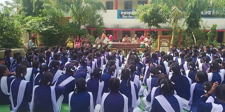 सिलौंडी कन्या हायर सेकेण्डरी में पुलिस ने किया बालिकाओं को जागरूक