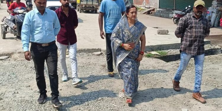 नपाध्यक्ष नीतू महेंद्र यादव ने सतरस्ते से ग्वालटोली पुलिया तक नवनिर्मित सड़क का किया निरीक्षण,नगर पालिका अध्यक्ष ने दिए निर्देश सतरस्ते पर फल सब्जी ठेले लगाए तो तत्काल हटाएं और जुर्माना भी वसूले….