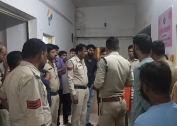 दो मोटरसाइकिलों की भिड़ंत होने से एक युवक की मौत,पति पत्नि घायल  उमरियापान थाना क्षेत्र के खाम्हा के समीप हुई घटना, मर्ग कायम कर मामले की जांच में जुटी पुलिस