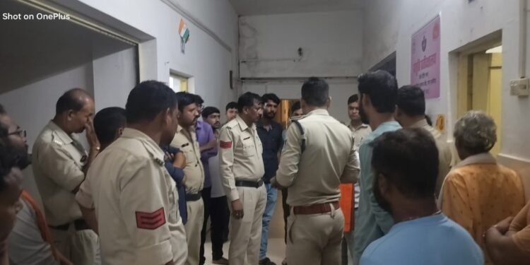दो मोटरसाइकिलों की भिड़ंत होने से एक युवक की मौत,पति पत्नि घायल उमरियापान थाना क्षेत्र के खाम्हा के समीप हुई घटना, मर्ग कायम कर मामले की जांच में जुटी पुलिस