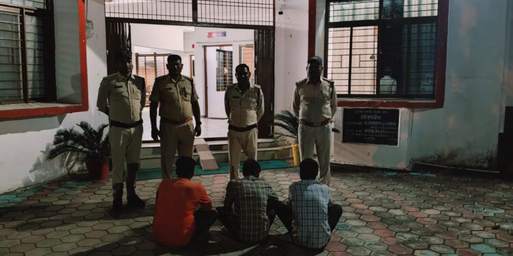 *विजयराघवगढ़ थाना अंतर्गत ग्राम हंतला में* *दो जगह पे लगा रहे थे दांव विजयराघवगढ़ पुलिस ने मारा छापा*