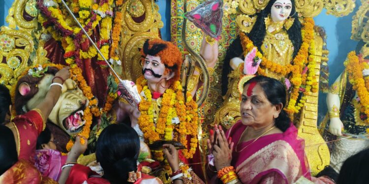 सांसद माया नारोलिया के आतिथ्य में दुर्गा पूजन समापन पर सिंदूर खेला का हुआ आयोजन