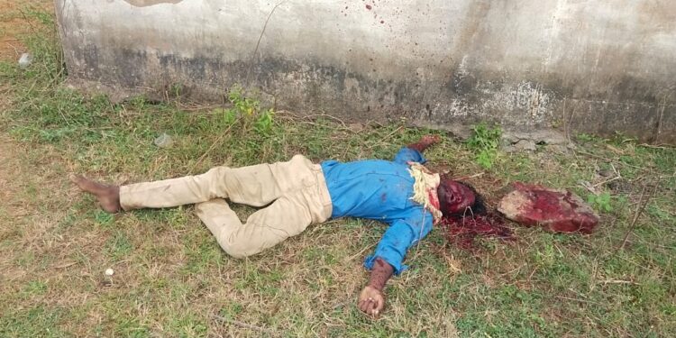 ब्रेकिंग न्यूज़  रीठी के दशहरा चल समारोह की भीड़ भाड़ में कल रात्रि के दौरान एक युवक की पत्थर पटक कर की गई हत्या।