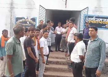 मृतकों का पोस्टमार्टम कराकर जिम्मेदारों को कठोर से कठोर कार्रवाई की जाने की मांग को लेकर सोपा ज्ञापन,,,
