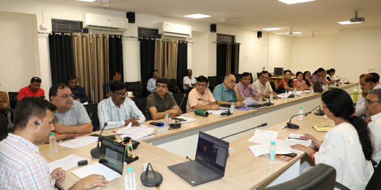 संभाग आयुक्त ने ली संभागीय समय सीमा की बैठक,अधिकारियों को दिए निर्देश,शासकीय आवासो में अनाधिकृत रूप से रहने वालो पर होगी कार्रवाई :संभाग आयुक्त श्री तिवारी