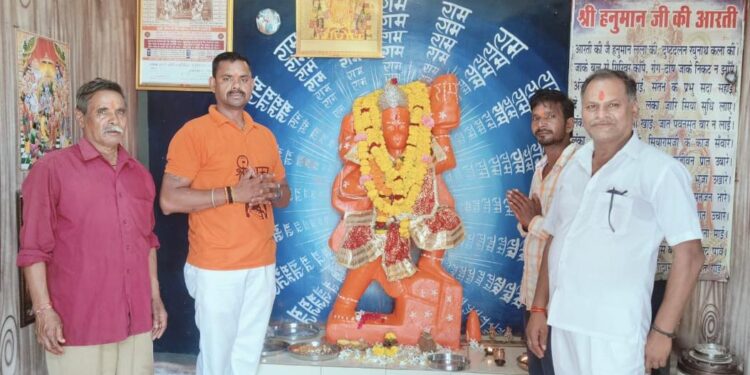 ग्वालटोली हनुमान मंदिर खोजनपुर समिति द्वारा हनुमान चालीसा का पाठ कर प्रसाद किया गया वितरण ….