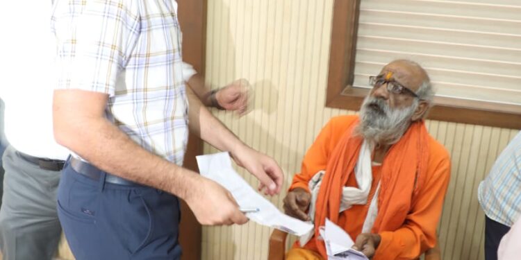 61 वर्षीय दिव्यांग गणेश पाण्डेय उस समय अचंभित हो गये जब जनसुनवाई कक्ष में बैठे कलेक्टर श्री दिलीप कुमार यादव अपनी कुर्सी से उठकर स्वयं उनके पास जा पहुंचे और पूछा – क्या परेशानी है..