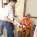 61 वर्षीय दिव्यांग गणेश पाण्डेय उस समय अचंभित हो गये जब जनसुनवाई कक्ष में बैठे कलेक्टर श्री दिलीप कुमार यादव अपनी कुर्सी से उठकर स्वयं उनके पास जा पहुंचे और पूछा – क्या परेशानी है..
