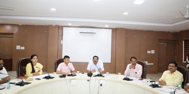 कृषि उत्पादन आयुक्त ने खरीफ 2024 के संबंध में भोपाल एवं नर्मदापुरम संभाग की बैठक ली, रबी के लिए किसानों को समय से मिलें उत्तम,प्रदेश में उर्वरकों की पर्याप्त उपलब्धता उर्वरक और बीज,25 अक्टूबर से होगी सोयाबीन की समर्थन मूल्य पर खरीदी : कृषि उत्पादन आयुक्त श्री सुलेमान