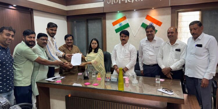 सोयाबीन के भण्डारण पॉलिसी एवं कमी/आधिक्य पॉलिसी के संबंध में वेयरहाउस मालिकों संघ ने”एसडीएम अर्चना सिंह को सौंपा ज्ञापन…।
