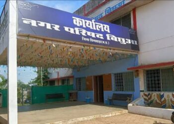 *नगर परिषद बिछुआ के कर्मचारी अप-डाउन के चलते समय पर नहीं पहुंचते*