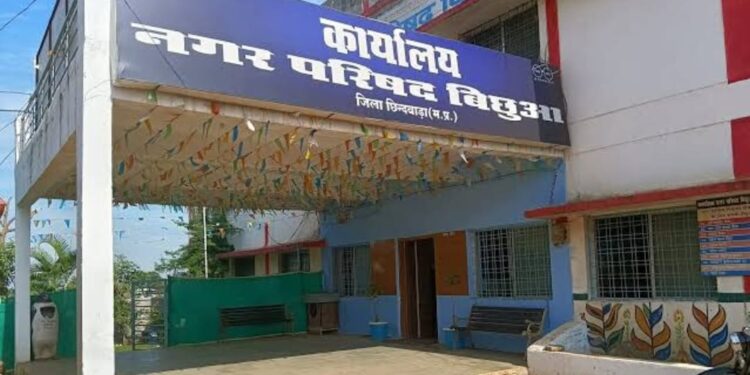 *नगर परिषद बिछुआ के कर्मचारी अप-डाउन के चलते समय पर नहीं पहुंचते*