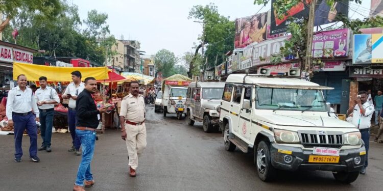 नगर पालिका टीम यातायात व्यवस्था सुचारू रखने दिन भर रही मुस्तैद, दी समझाइश,नपा टीम और यातायात विभाग ने सड़क अवरुद्ध कर रहे फल सब्जी विक्रेताओं को हटाया..