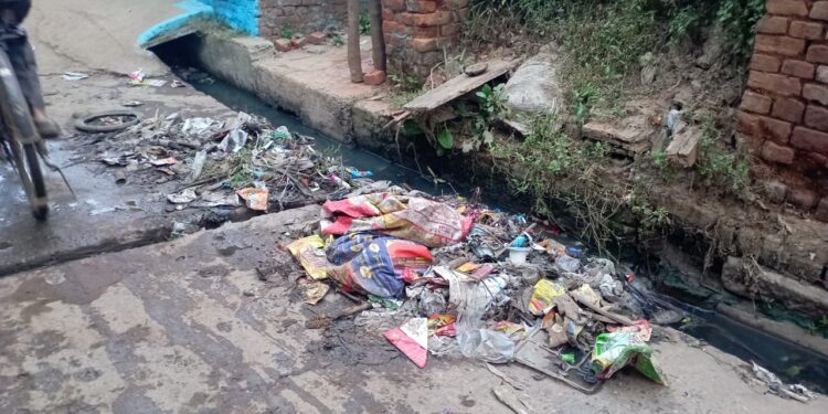 सड़कों पर बह रहा नालियों का गंदा पानी,कचरे का लगा अंबार