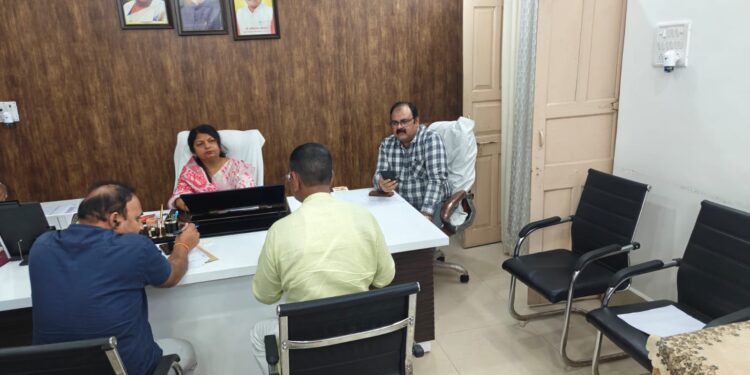 *शहर में स्वच्छता हेतु सतर्क हो जाये अधिकारी,आगामी पर्वों को देखते हुए महापौर प्रीति संजीव सूरी ने सफाई कर्मी बढ़ाने,निगम के स्वास्थ्य विभाग की बैठक में दिये निर्देश*