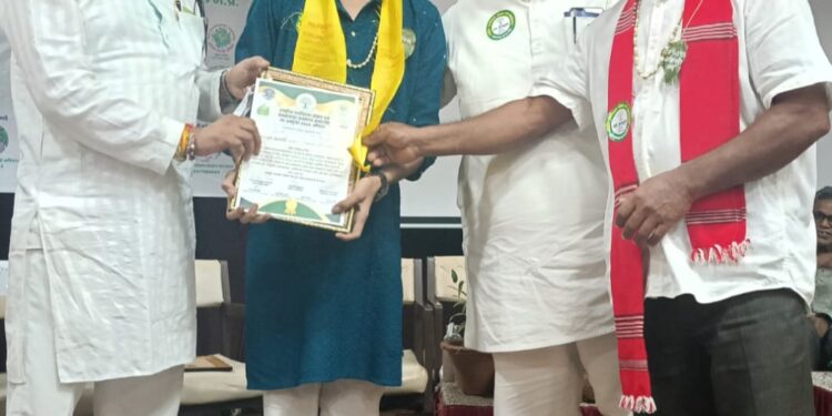 * भोपाल के विज्ञान भवन में कटनी के लाल सम्राट गौतम को मिला राष्ट्रीय पर्यावरण योद्धा सम्मान * कटनी जिले के जूनियर समाजसेवी सम्राट गौतम को मिला राष्ट्रीय पर्यावरण योद्धा सम्मान