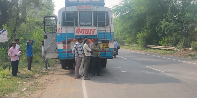 बसों में यात्रियों से वसूला जा रहा अधिक किराया,आरटीओ ने पकड़ा मामला,दी चेतावनी,16 वाहनों पर 35,500 हजार की हुई चलानी कारवाही, मचा हड़कंप….