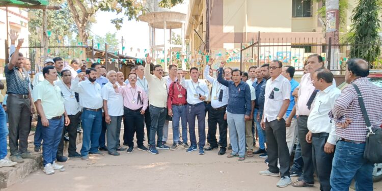 LIC अभिकर्ताओ ने IRDA के बनाये गए नए नियमों के खिलाफ काली पट्टी शांतिपूर्ण किया धरना प्रदर्शन