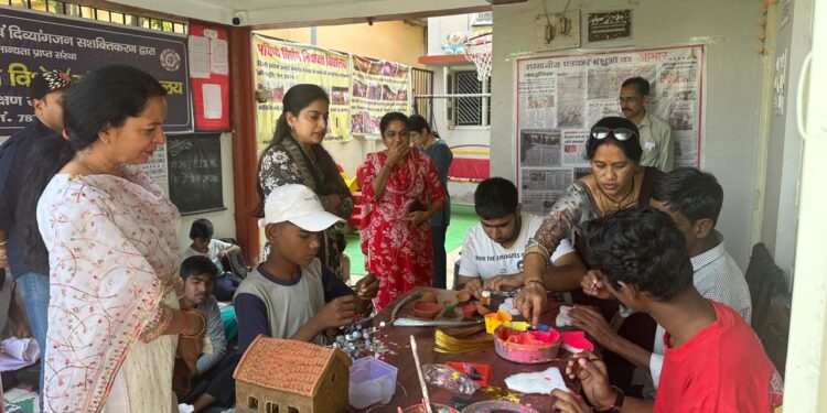 अपने बीच कलेक्टर को पाकर खुशी से झूम उठे दिव्यांग बच्‍चें,कलेक्टर सुश्री मीना ने सामग्री खरीद कर बच्चों का किया उत्साह वर्धन…..