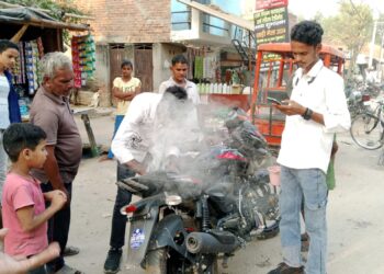 बाइक से अचानक निकला धुआं बड़ा हादसा टला
