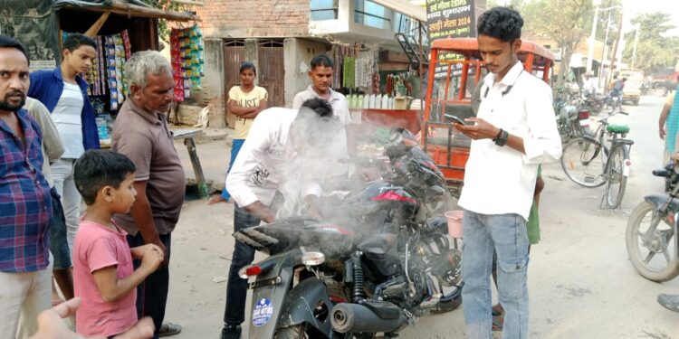 बाइक से अचानक निकला धुआं बड़ा हादसा टला