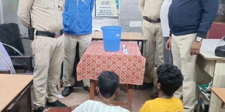 *दोनो भाई मिलकर रंगनाथ थाना क्षेत्र में मचा रहे थे आंतक*  *एक के हाथ बम तो दूसरे भाई के में चाकू, मोहल्ले में फैला रहे थे दहशत रंगनाथ पुलिस की कार्यवाही में दोनों भाइयो को धर दबोचा और पहुंचाया जेल*