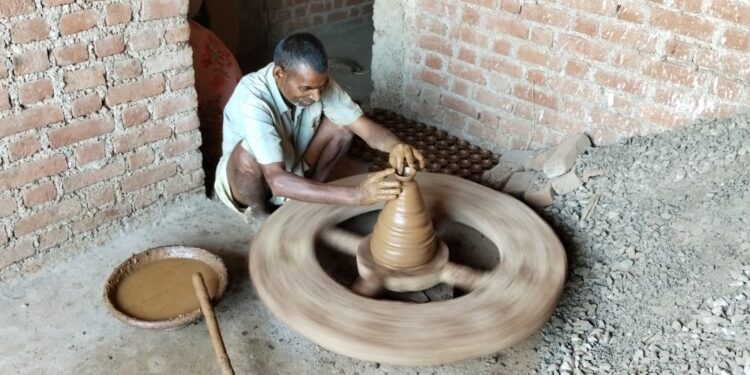 *मुख्यमंत्री के ‘वोकल फार लोकल’के आव्हान ने कुम्हारों के चेहरे की बढ़ाई रौनक*  *दिवाली के लिए मिट्टी के दीये बनाने की तैयारी हुई तेज*