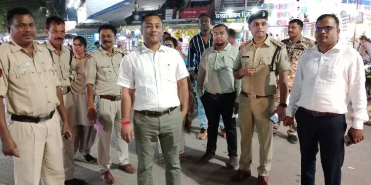 *दीपावली त्यौहार के मद्देनजर डोंगरगढ पुलिस के द्वारा शहर में की गई पैदल पेट्रोलिंग*