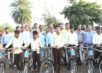 साइकिल पाकर छात्र-छात्राओं के खिल उठी चेहरे,,,