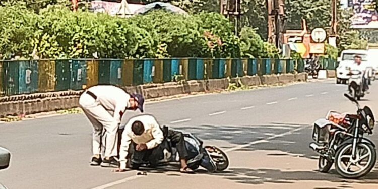 *बरगवां के पास अचानक हुई अनियंत्रित स्कूटी, स्कूटी सवार प्रोढ़ के पैर में आई गंभीर चोट*
