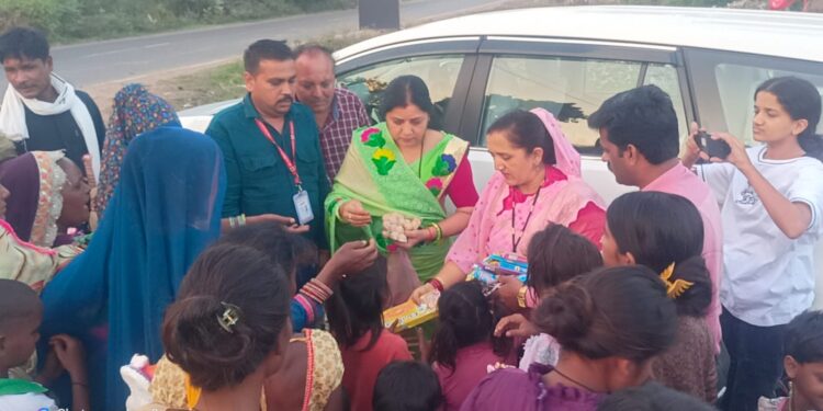 नपाध्यक्ष नीतू महेंद्र यादव और राजस्व सभापति निर्मला हंस राय ने बस्ती में पहुंचकर बांटी दीपावली की सामग्री,दीपावली की सामग्री पाकर बच्चे हुए खुश तो मन प्रसन्न हो गया: नपाध्यक्ष नीतू महेंद्र यादव…