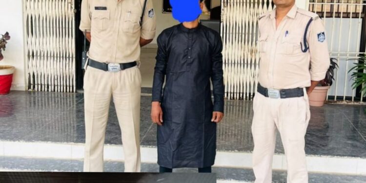 *दशहरा चल समारोह के दौरान कोतवाली पुलिस रही मुस्तैद दहशत फैलाने की नियत से कट्टा लेकर घूम रहे आरोपी को देशी कट्टे व जिंदा कारतूस के साथ किया