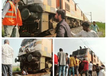 विदिशा ट्रेन की चपेट में आने से 2 रेल्वे कर्मचारियों की मौत, देखे  VIDEO